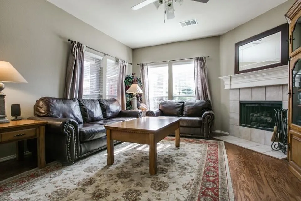 204 Colonial Ln — Photo 3