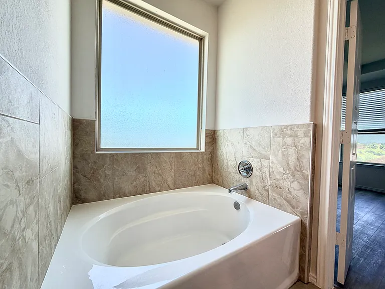 704 Gunning Cv — Photo 18