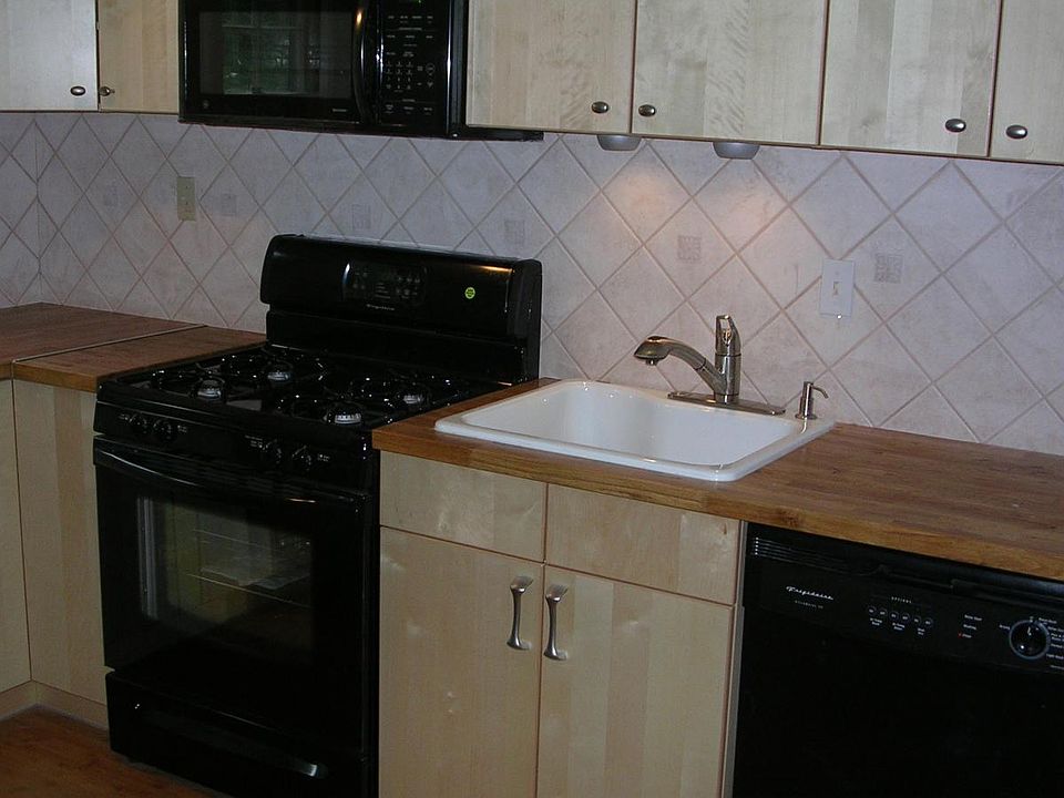 Kitchen w/gas stow