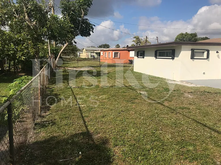 1420 NW 176th Ter — Photo 25
