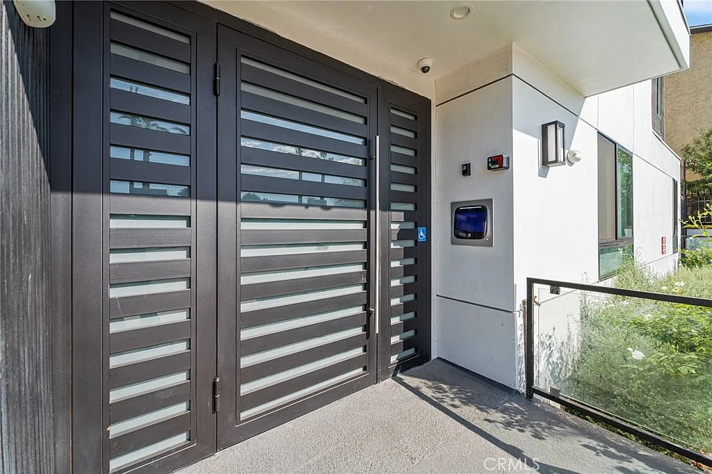 3 bed, 900 sqft, $3,250 — Photo 4