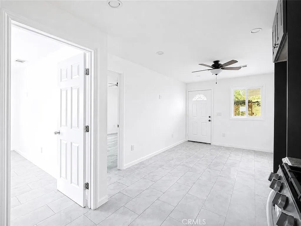 2 bed, 700 sqft, $2,400 — Photo 2
