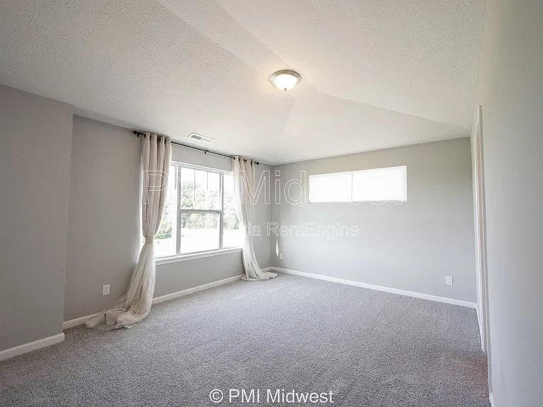 2952 W New York St — Photo 35