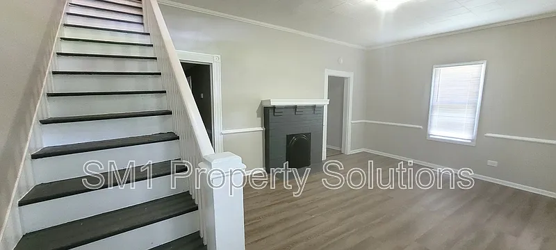 6 bed, 2.0 bath, 2100 sqft, $1,850 — Photo 3
