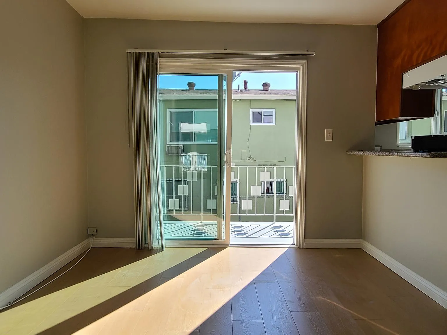2 bed, 1.5 bath, 900 sqft, $2,300 — Photo 3