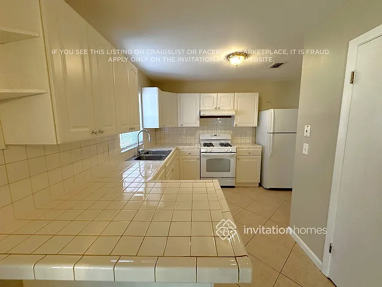 2454 Hope Ave — Photo 2