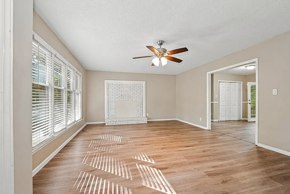 3 bed, 2.0 bath, 1323 sqft, $2,105 — Photo 4