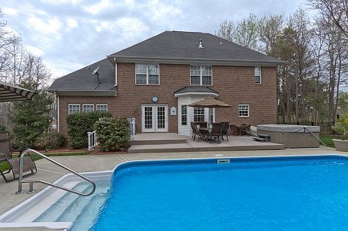 4th image of 5811 Crown Hill Dr