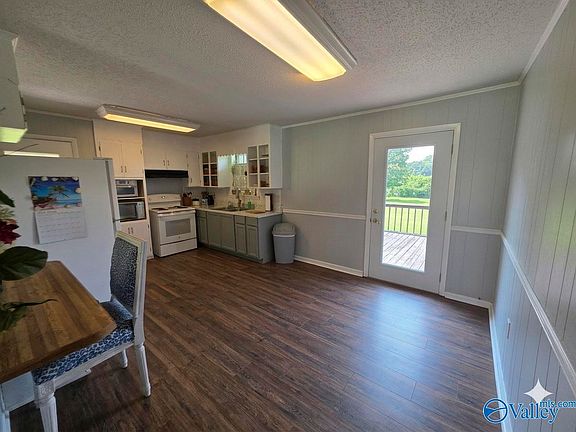 5th image of 138 Lynn Dr