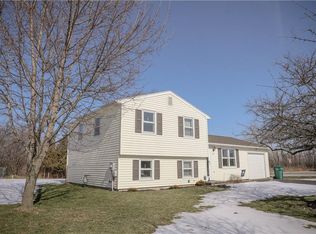 5776 Mountain Ash Dr, Farmington, NY 14425