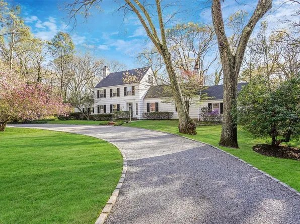 8 Robinswood Road, Setauket, NY 11733