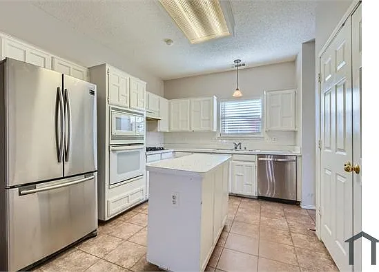 2420 Waterloo Ln — Photo 12
