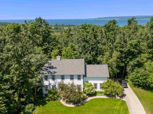 1035 Autumn Ln, Petoskey, MI 49770