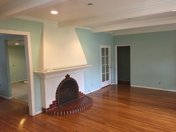 Living room, vaulted ceiling