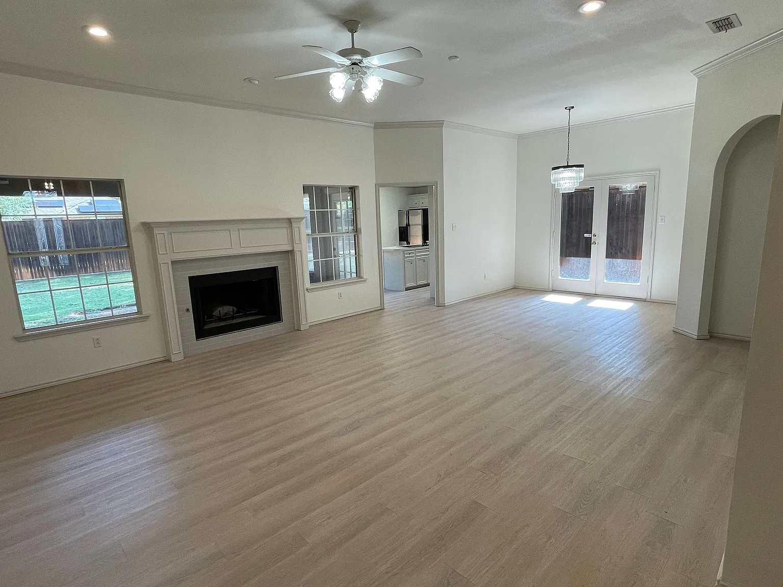 4 bed, 3.0 bath, 2022 sqft, $2,300 — Photo 2