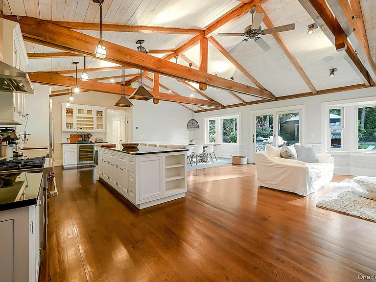 1600 Pine Tree Rd — Photo 2