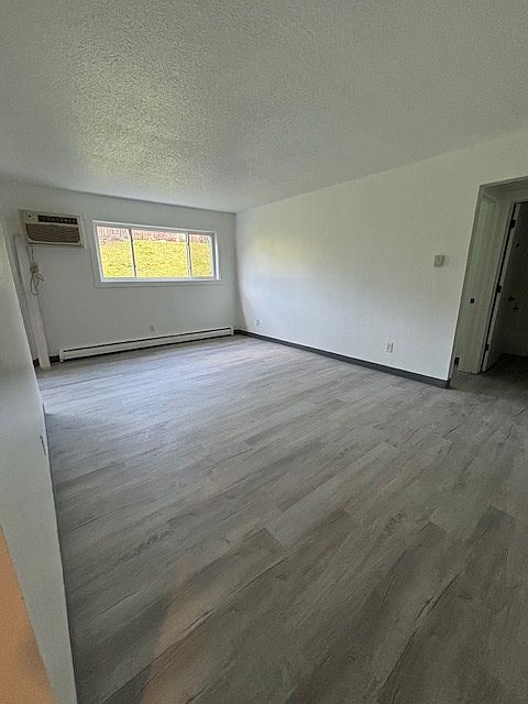 1st image of 595 Wagner Dr #4