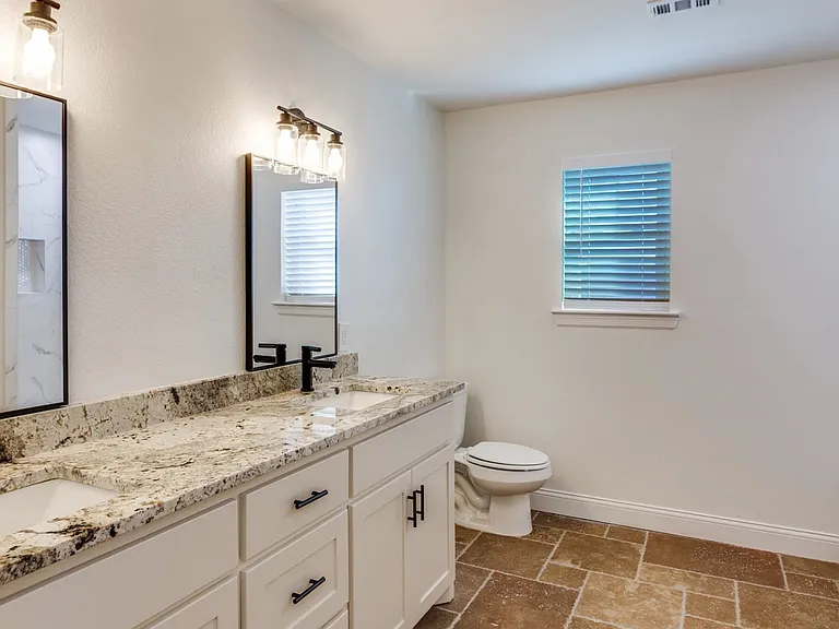 1024 W Apache Trl — Photo 15