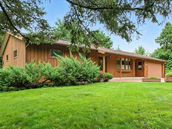 2726 Lakeview Ave, Roseville, MN 55113