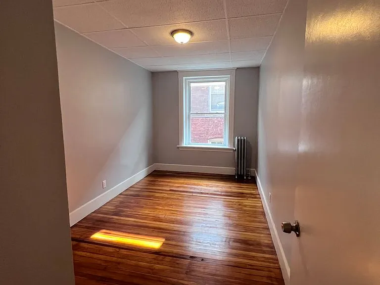 14 Kent Ave — Photo 3