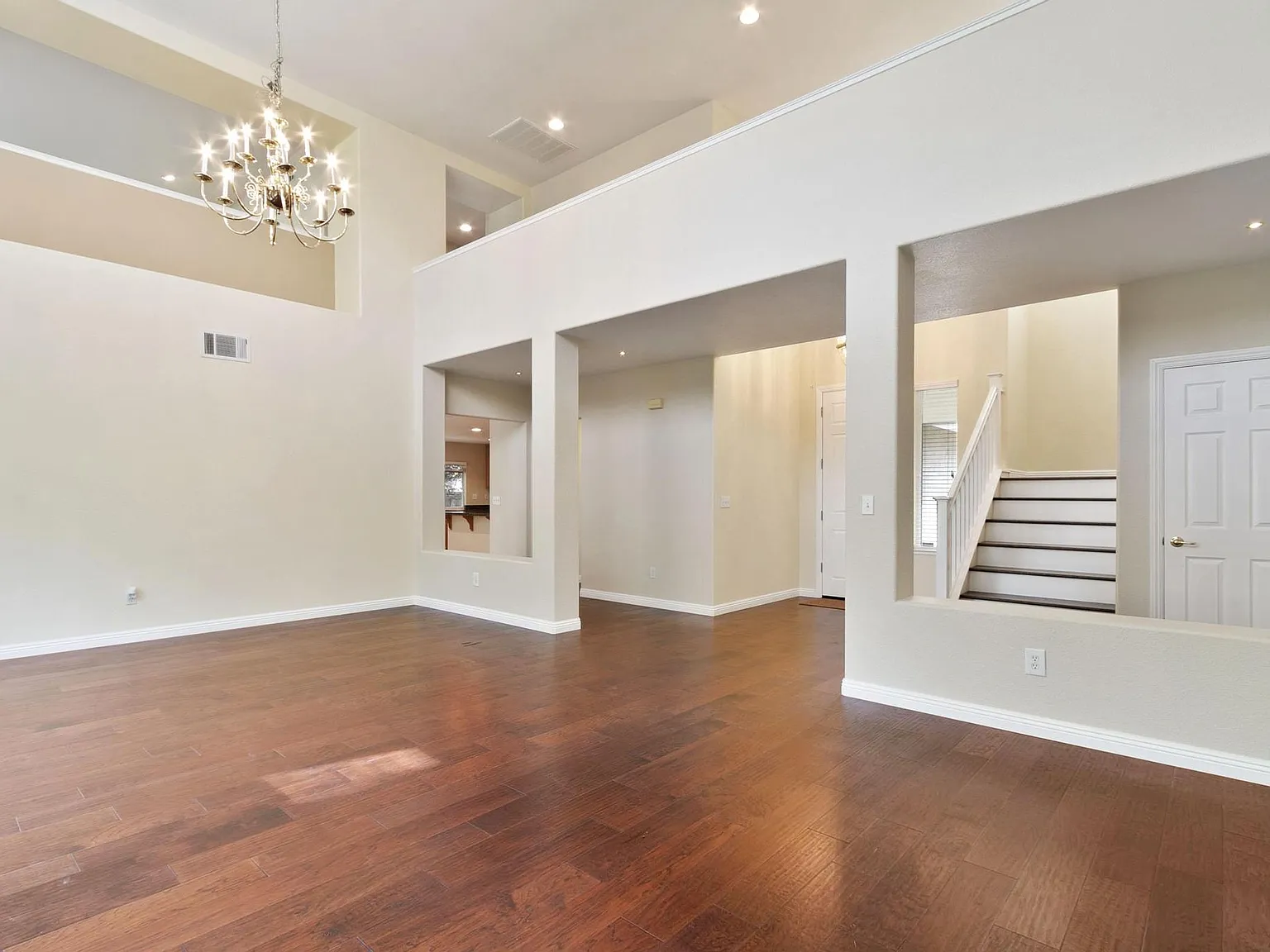 5 bed, 3.5 bath, 3547 sqft, $4,850 — Photo 4