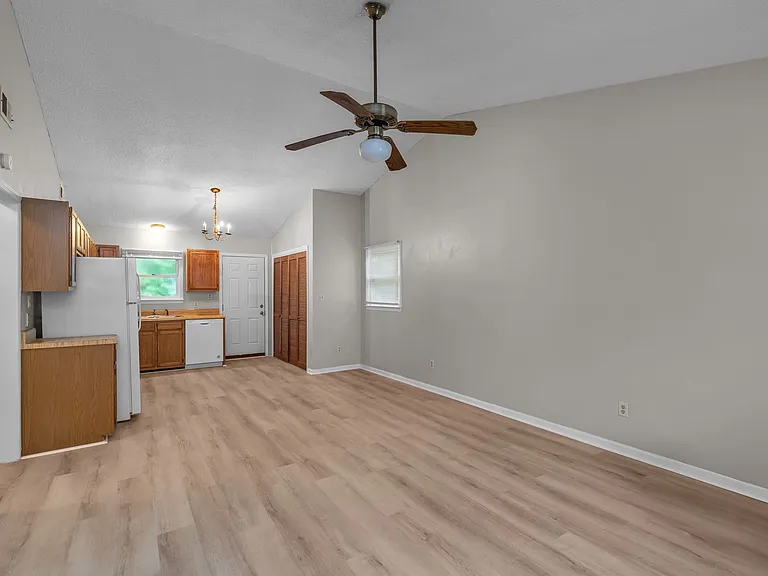 126 Windsor Ct — Photo 8
