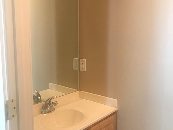 5th image of 19 Lake Village Ct
