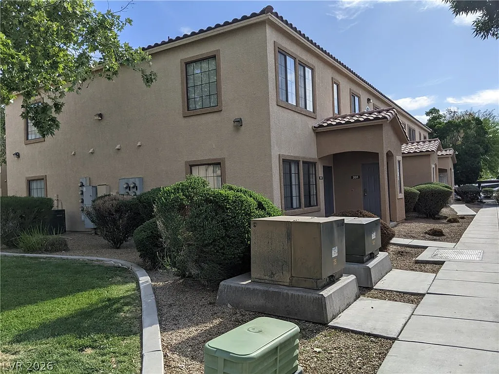 1 bed, 1.0 bath, 649 sqft, $1,100 — Photo 2