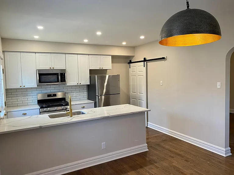 1031 Sanford Ave — Photo 2