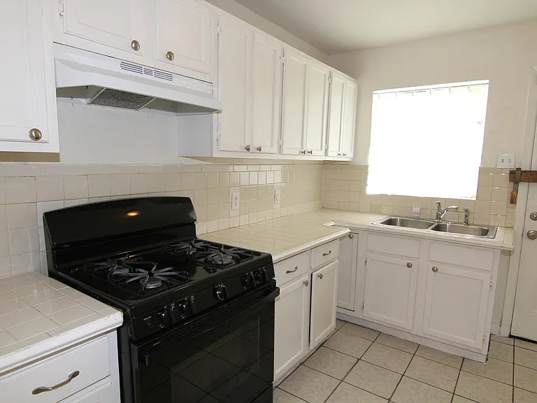 7000 Thurston Dr — Photo 4