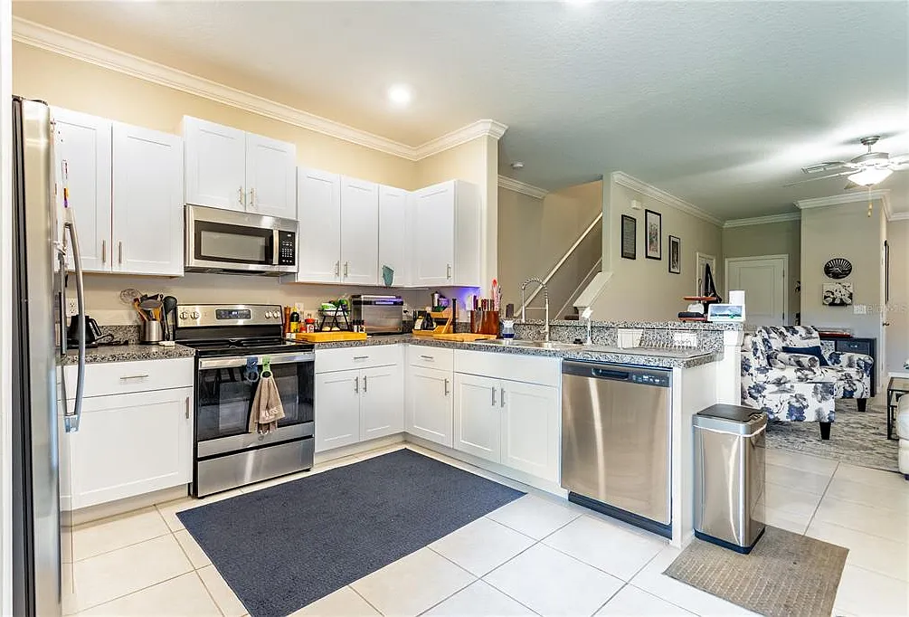 3 bed, 2.5 bath, 1634 sqft, $2,300 — Photo 3