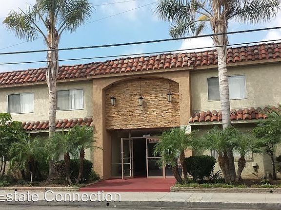 3rd image of 14101 Doty Ave APT 15
