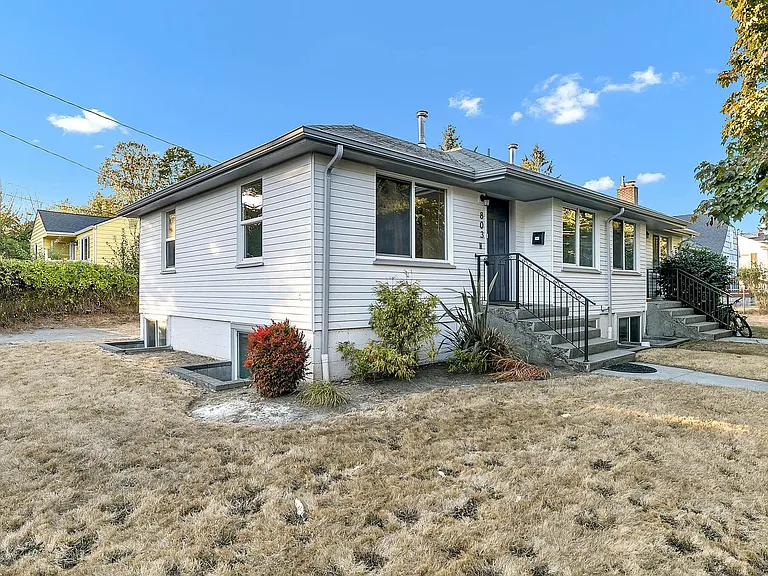 Amazing 4bed/2bath Duplex Close to Seattle University! — Photo 12