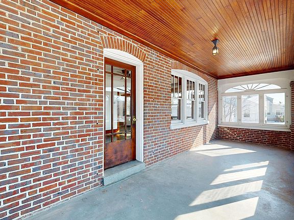 4th image of 213 Broad St