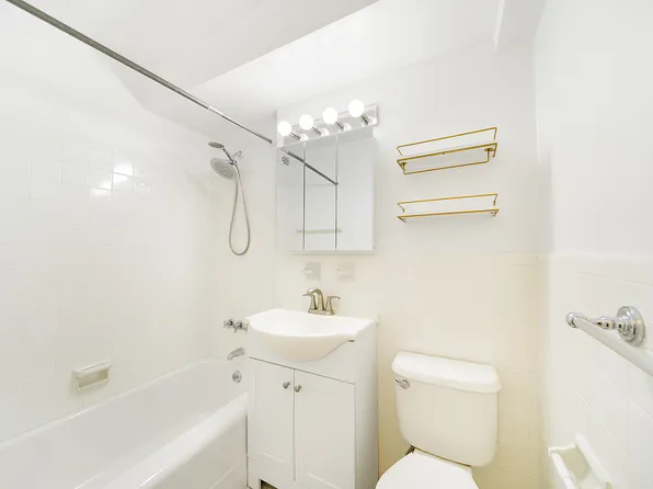 321 East 45th Street 8B image 6 of 6