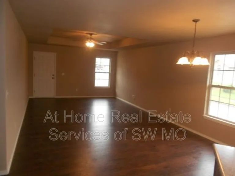 1040 E Caravan St — Photo 4