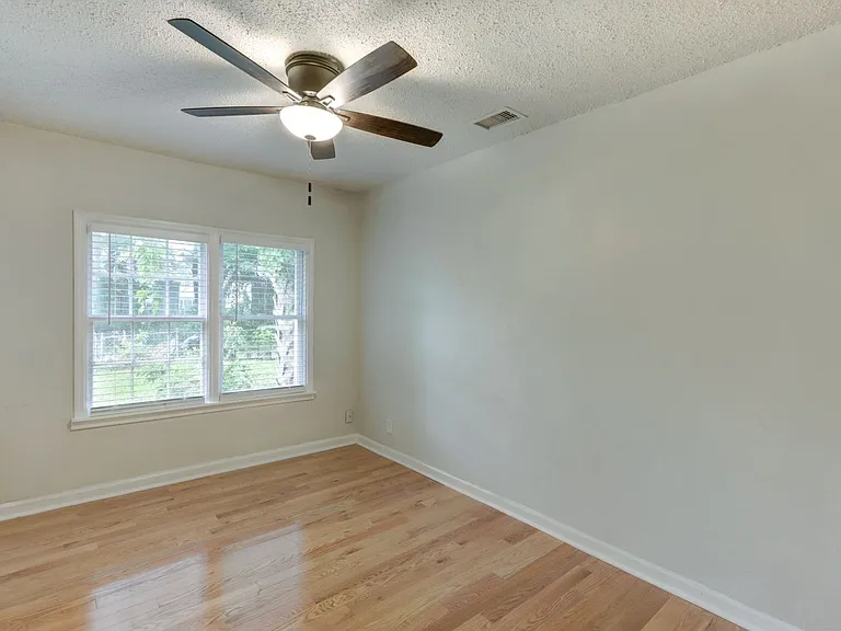 1210 E 54th St Duplex — Photo 8