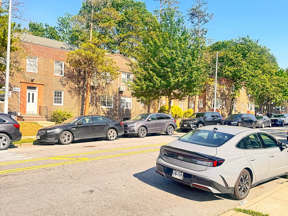 77-32 Vleigh Pl #82F