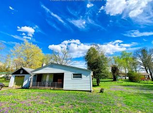 1557 Strawberry Rd, Saint Albans, WV 25177