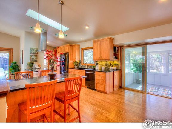 Vaulted ceiling and skylight, bright and Open!