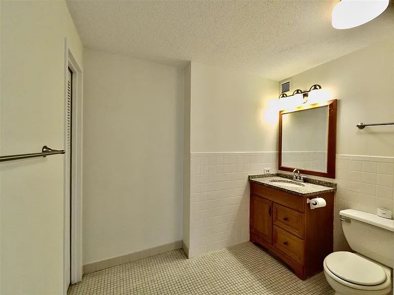 1434 Harmon Cove Tower — Photo 13