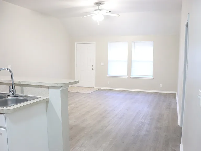1215 Eastgate Dr — Photo 3