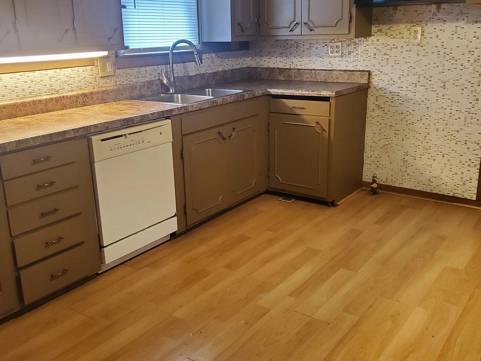 4 bed, 1.5 bath, 1887 sqft, $1,250 — Photo 3