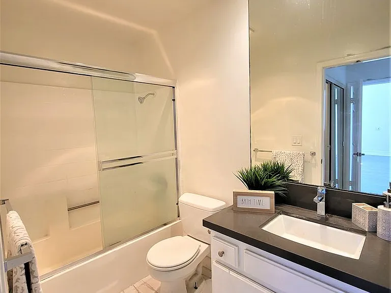 2050 S Bentley Ave — Photo 63