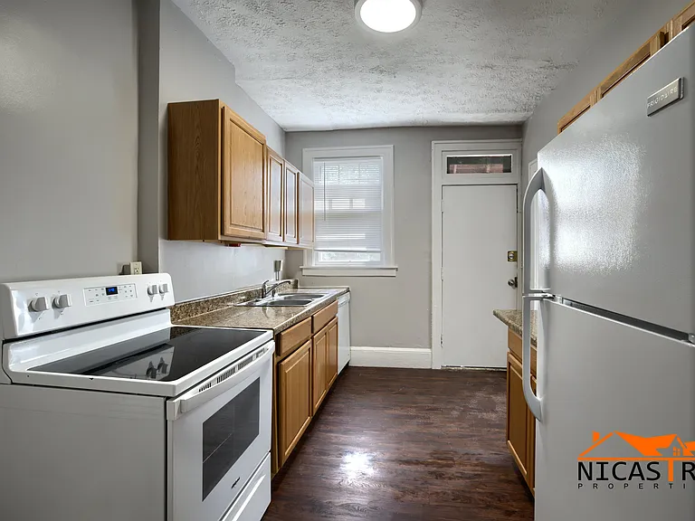 2072 Indianola Ave — Photo 6