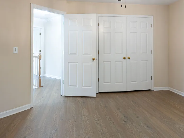 1649 Crittenden Ln — Photo 15