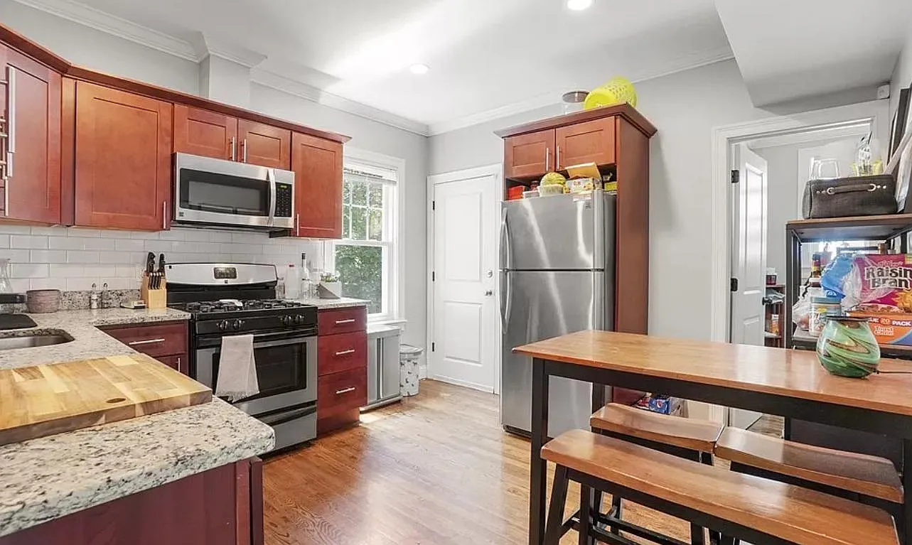 3 bed, 1.5 bath, 9999 sqft, $3,500 — Photo 1