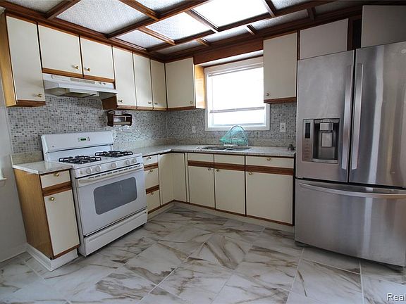 5th image of 27841 Kaufman Ave