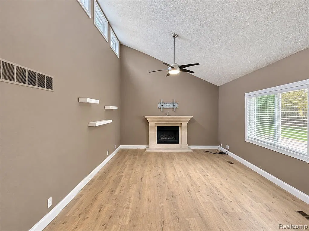 4 bed, 2.0 bath, 2505 sqft, $2,800 — Photo 3