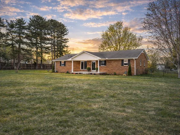 1035 New Deal Potts Rd, Cottontown, TN 37048